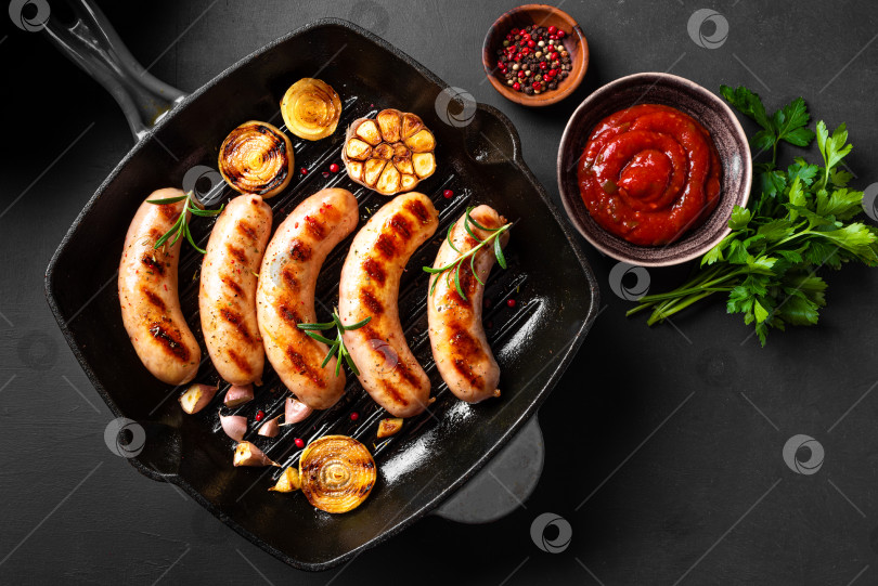 Скачать Сосиски-гриль с овощами и розмарином фотосток Ozero