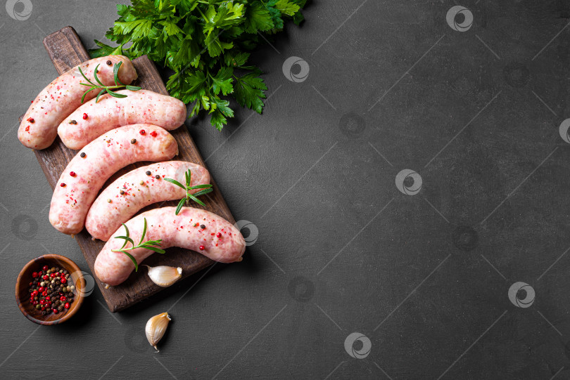 Скачать Сырокопченые сосиски со специями и розмарином фотосток Ozero