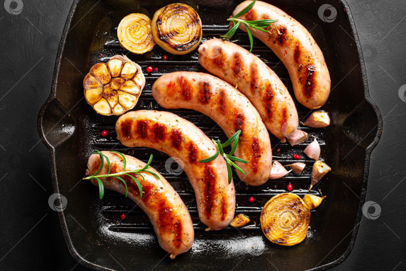 Скачать Сосиски-гриль с овощами и розмарином фотосток Ozero