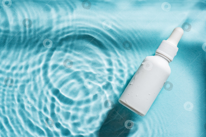 Скачать Флакон с сывороткой на голубой поверхности воды фотосток Ozero
