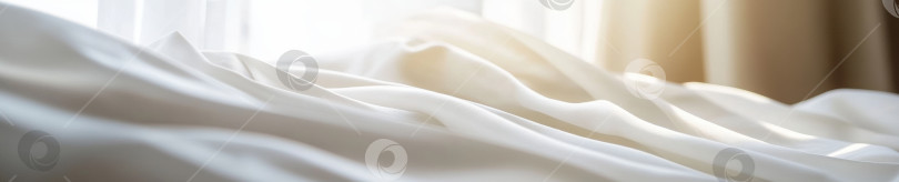 Скачать Безмятежность, залитая солнцем. Белые простыни крупным планом в утреннем свете создают умиротворяющую атмосферу фотосток Ozero