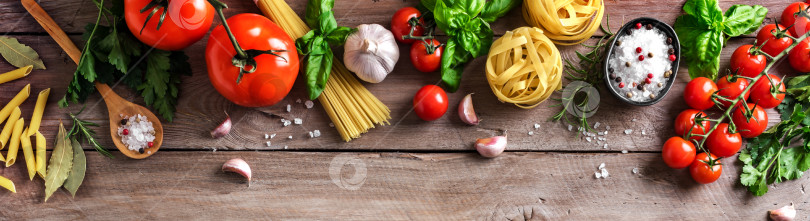 Скачать Сырые макароны, овощи, основы приготовления пищи фотосток Ozero
