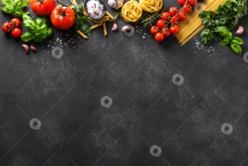 Скачать Сырые макароны, овощи, основы приготовления фотосток Ozero