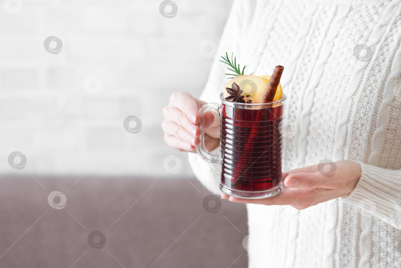 Скачать Руки, держащие глинтвейн фотосток Ozero