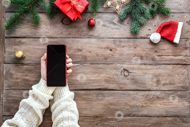 Скачать Рождественская концепция, смартфон в руках фотосток Ozero