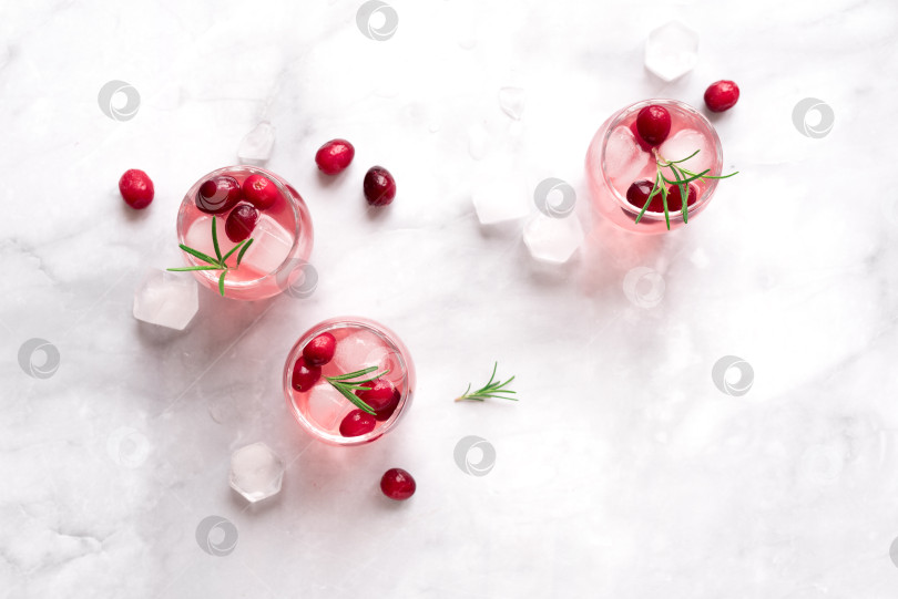 Скачать Коктейль из клюквенной водки фотосток Ozero