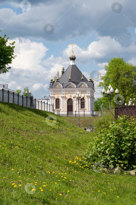 Скачать Рыбинск, Ярославская область, Россия - 24.05.2025. Часовня святого Николая Чудотворца на набережной Волги под живописным небом. фотосток Ozero
