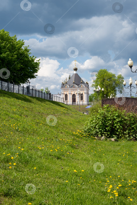 Скачать Рыбинск, Ярославская область, Россия - 24.05.2025. Часовня святого Николая Чудотворца на набережной Волги под живописным небом. фотосток Ozero