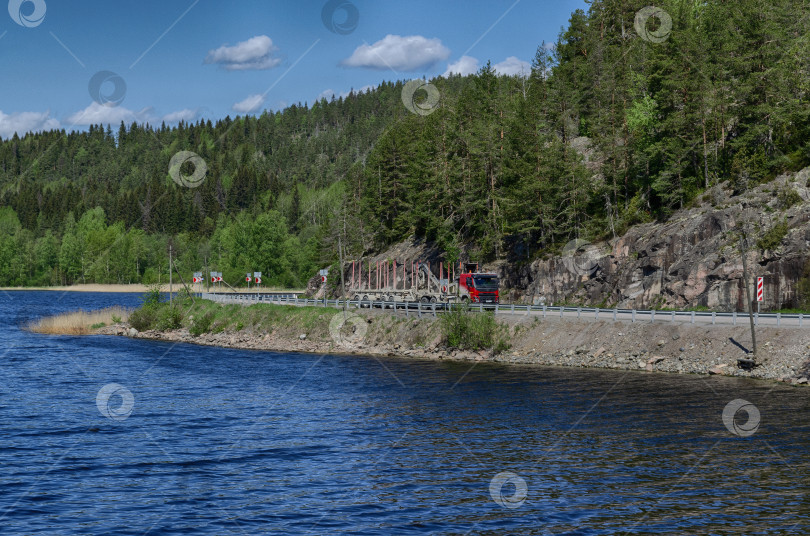 Скачать  Едет грузовик фотосток Ozero