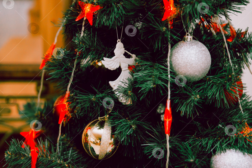 Скачать Праздничная Рождественская елка, украшенная украшениями и мерцающими огоньками фотосток Ozero
