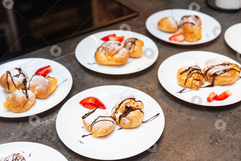 Скачать Слойки с кремом, посыпанные шоколадом и клубникой.  фотосток Ozero