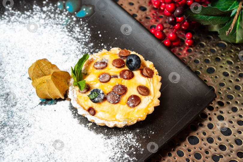 Скачать Мини-фруктовый пирог с шоколадной крошкой и мятой.  фотосток Ozero