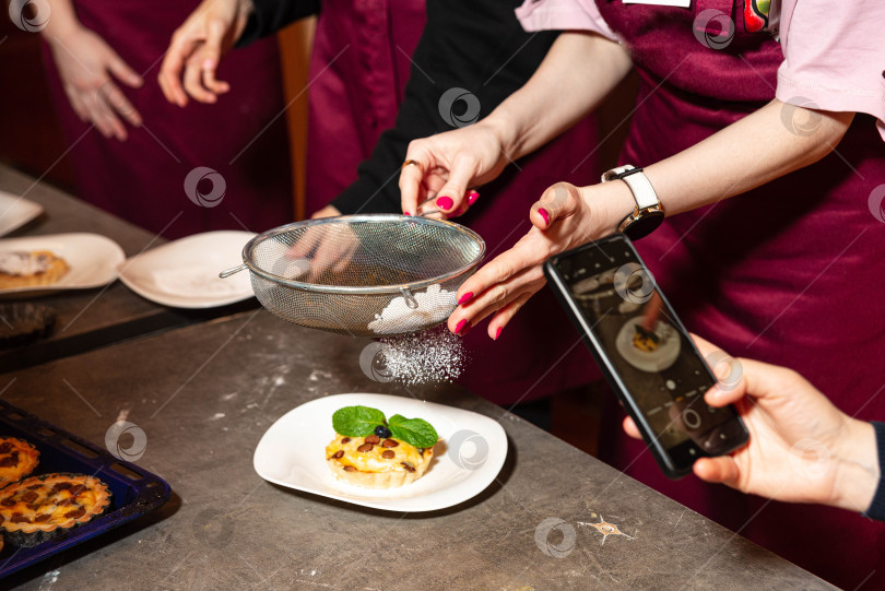 Скачать Мастер-класс по выпечке: посыпьте десертный пирог сахаром.  фотосток Ozero