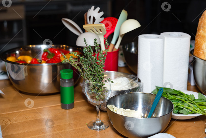 Скачать Кухонный стол с зеленью, сыром и овощами.  фотосток Ozero