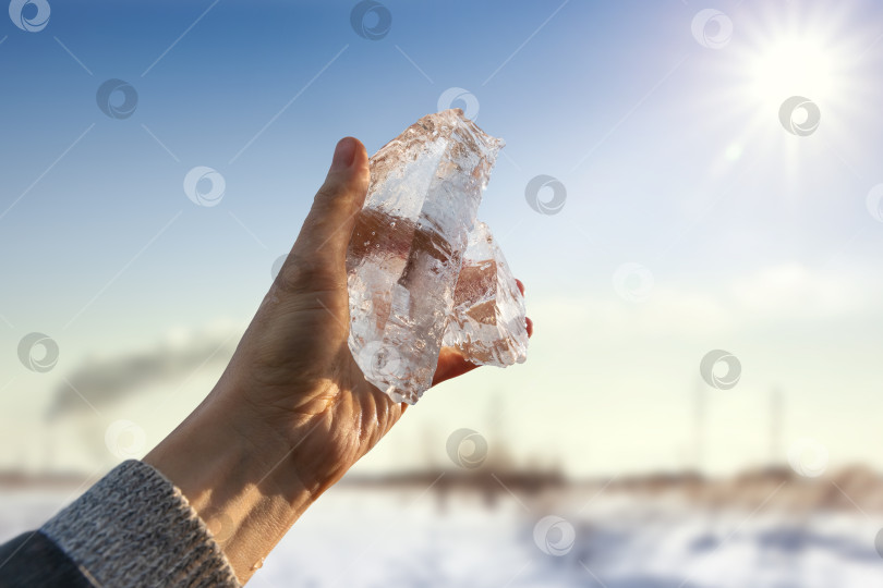 Скачать Лед в руке мужчины на фоне яркого солнца. фотосток Ozero