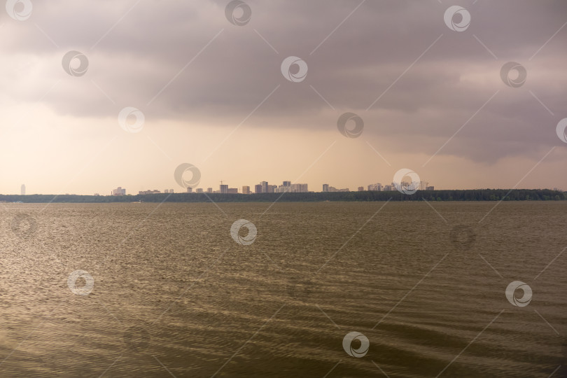 Скачать Впечатляющее небо над озером на фоне городского пейзажа фотосток Ozero
