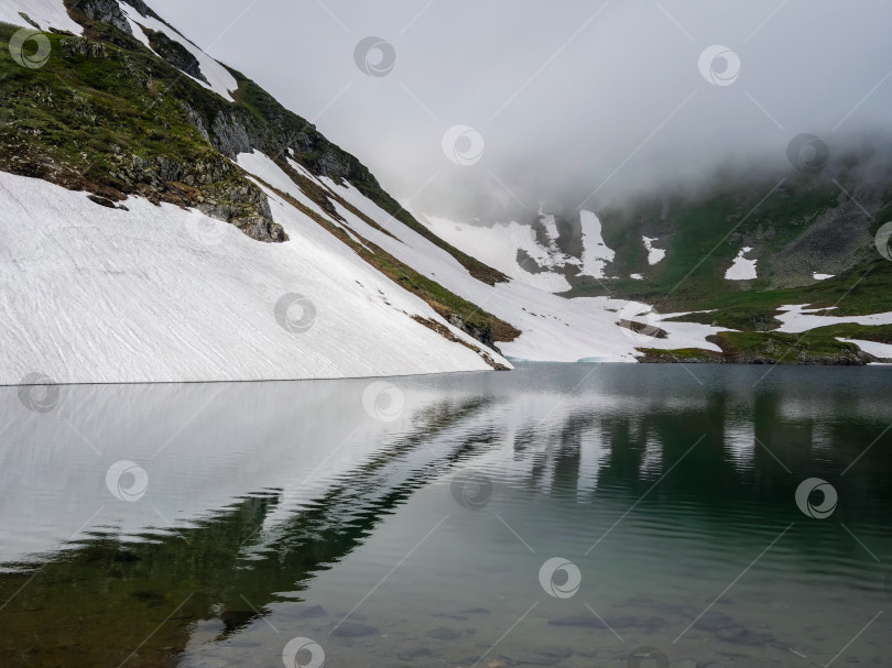 Скачать Мрачное горное озеро, фотосток Ozero