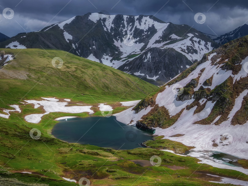 Скачать Горное озеро в высокогорье. фотосток Ozero