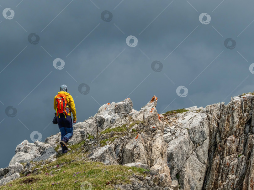 Скачать Проложите дорожку вдоль края обрыва. фотосток Ozero