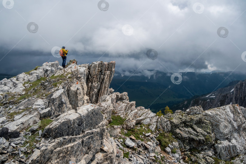 Скачать Фотограф на скале. фотосток Ozero