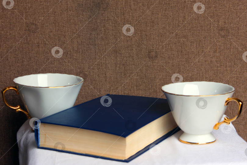 Скачать Книга и кружки на коричневом фоне фотосток Ozero