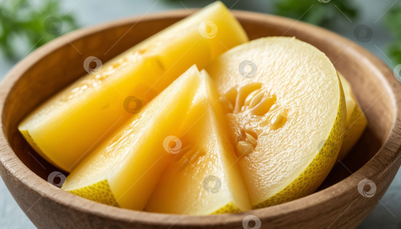 Скачать Ломтики спелой дыни выложить в деревянную миску. фотосток Ozero