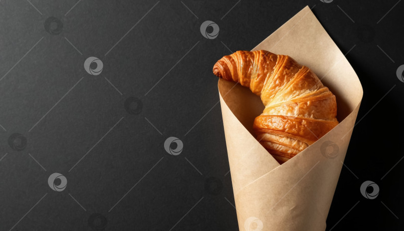 Скачать Свежий круассан на черном фоне фотосток Ozero