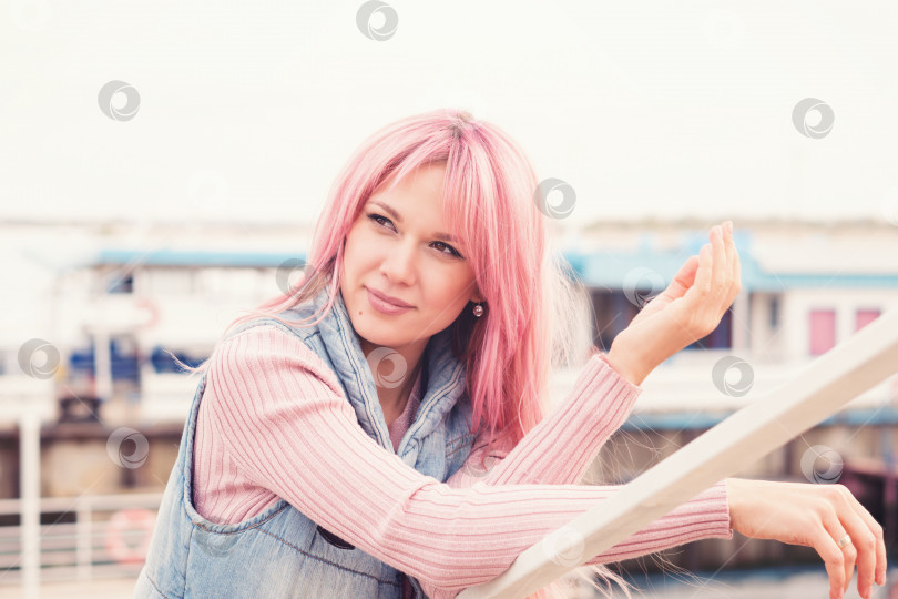 Скачать Портрет прелестной розововолосой девушки на открытом воздухе фотосток Ozero
