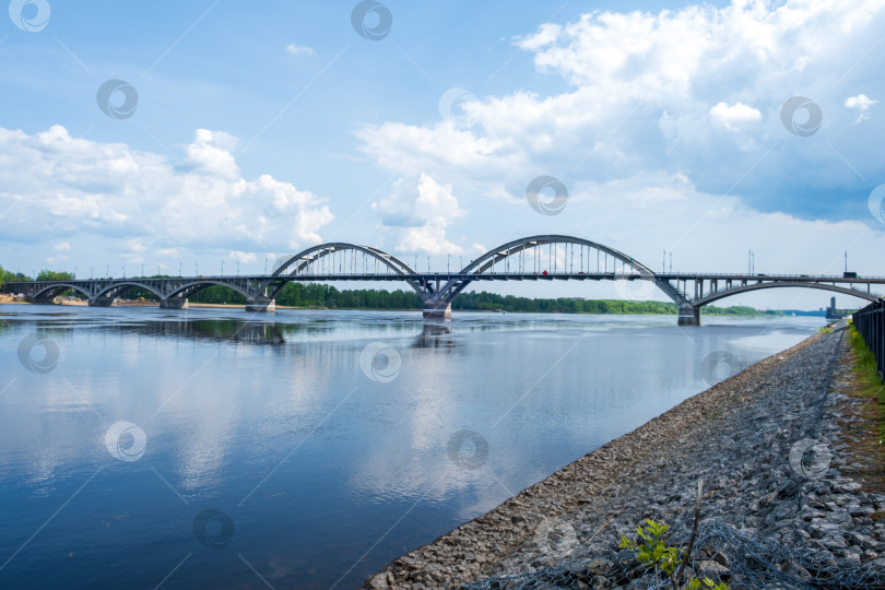 Скачать Рыбинск, Ярославская область, Россия - 24.05.2025. Вид на мост через реку Волга в Рыбинске. фотосток Ozero