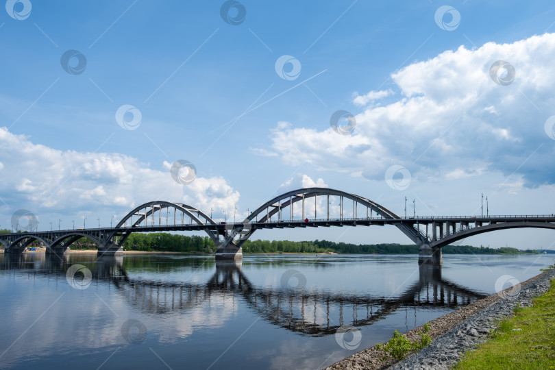 Скачать Рыбинск, Ярославская область, Россия - 24.05.2025. Вид на мост через реку Волга в Рыбинске. фотосток Ozero
