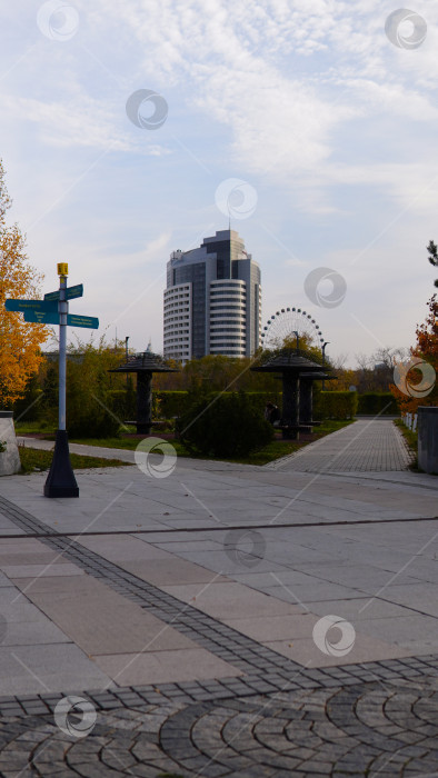 Скачать Вид на здание из парка фотосток Ozero