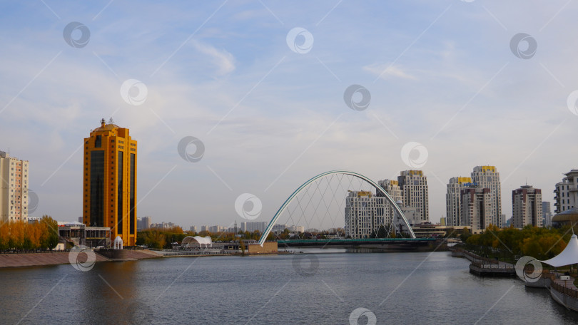Скачать Вид на автомобильный мост через реку Ишим фотосток Ozero