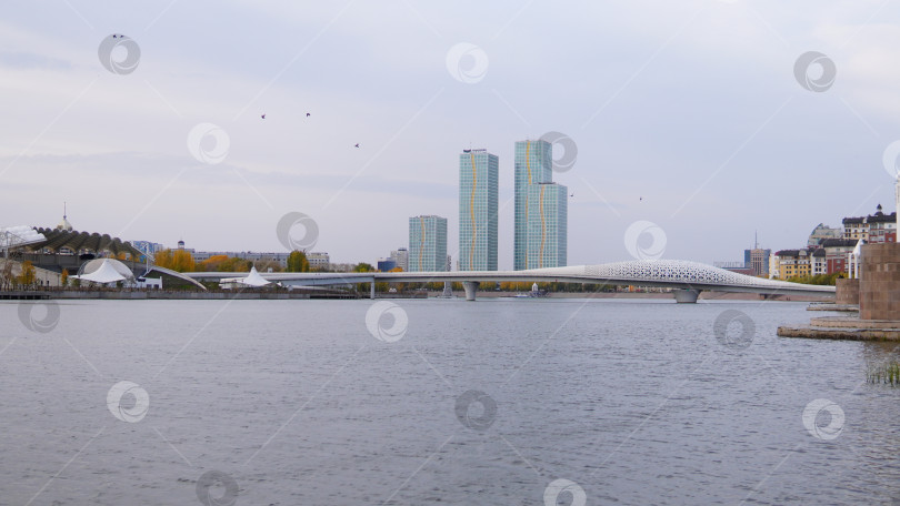 Скачать Вид с набережной на мост фотосток Ozero