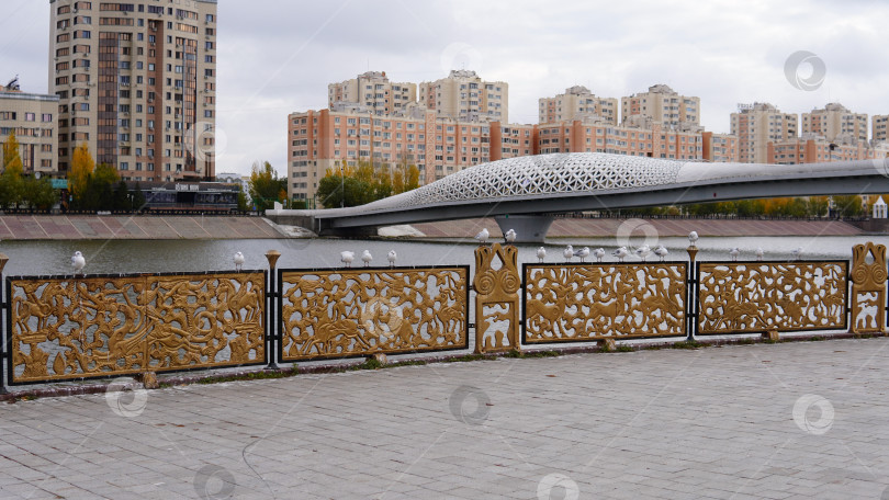 Скачать Ограждения набережной и чайки фотосток Ozero