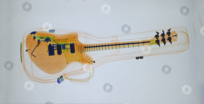 Скачать Россия, город Москва, досмотр багажа, метро, август 2025 года, электрогитара в чехле фотосток Ozero