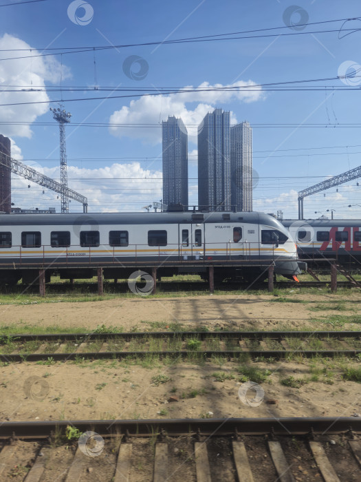 Скачать Россия, город Москва, железная дорога, метро, август 2025 года, вид из окна поезда фотосток Ozero