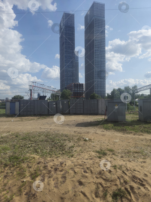 Скачать Россия, город Москва, железная дорога, метро, август 2025 года, вид из окна поезда фотосток Ozero