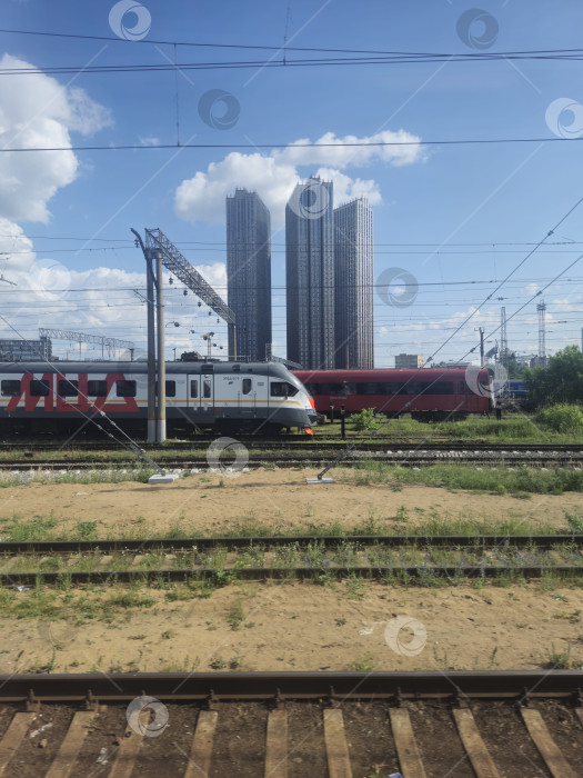 Скачать Россия, Москва, железная дорога, метро, август 2025 года, вид из окна поезда фотосток Ozero