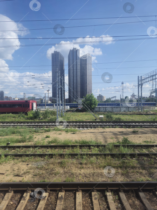 Скачать Россия, город Москва, железная дорога, метро, август 2025 года, вид из окна поезда фотосток Ozero