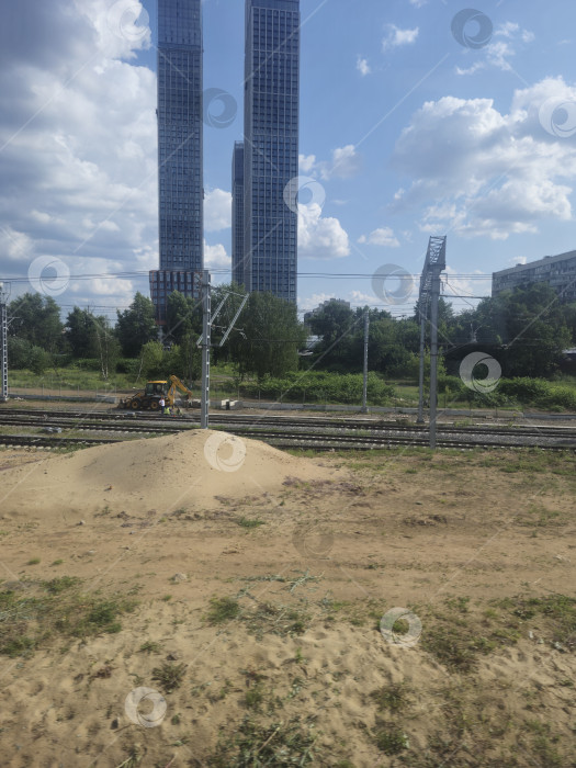 Скачать Россия, город Москва, железная дорога, метро, август 2025 года, вид из окна поезда фотосток Ozero