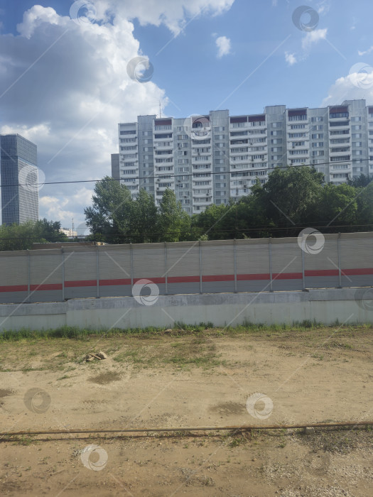 Скачать Россия, Москва, железная дорога, метро, август 2025 года, вид из окна поезда фотосток Ozero