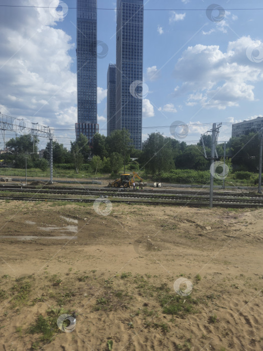 Скачать Россия, Москва, железная дорога, метро, август 2025 года, вид из окна поезда фотосток Ozero