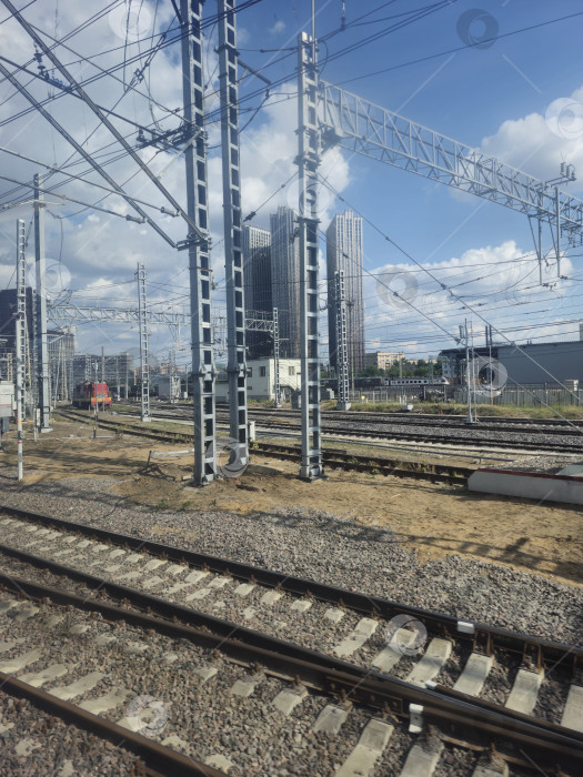 Скачать Россия, Москва, железная дорога, метро, август 2025 года, вид из окна поезда фотосток Ozero