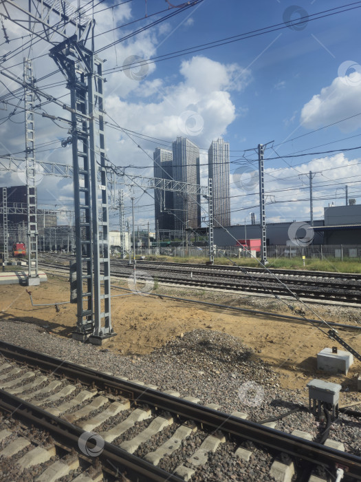 Скачать Россия, Москва, железная дорога, метро, август 2025 года, вид из окна поезда фотосток Ozero