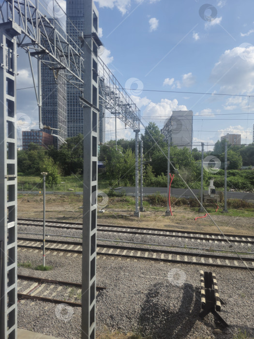 Скачать Россия, город Москва, железная дорога, метро, август 2025 года, вид из окна поезда фотосток Ozero