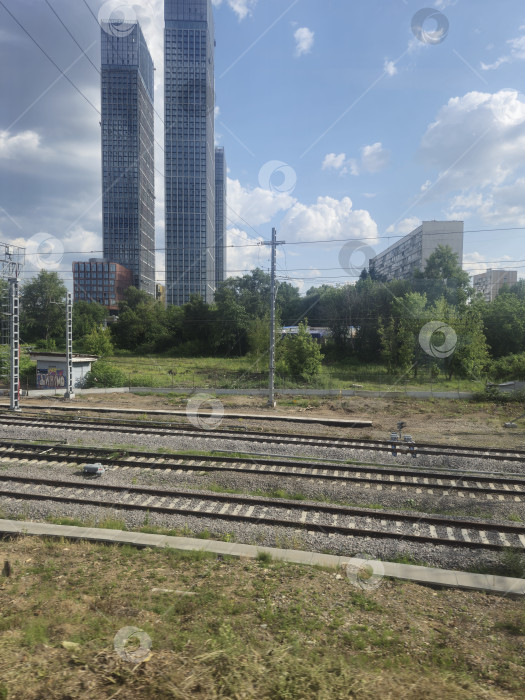 Скачать Россия, Москва, железная дорога, метро, август 2025 года, вид из окна поезда фотосток Ozero