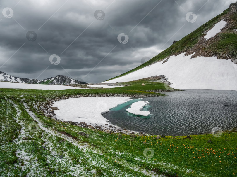 Скачать Горное озеро в высокогорье. фотосток Ozero