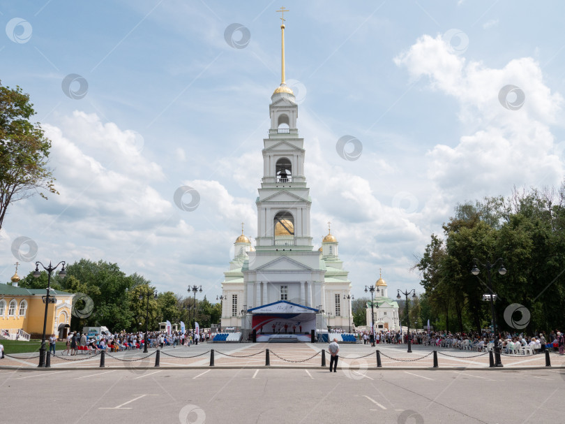 Скачать ПЕНЗА, РОССИЯ — ИЮНЬ 12, 2025: День России. Праздничное выступление перед Спасским Кафедральным собором. Люди собрались у храма, сцена с концертом, праздничная атмосфера в историческом центре города. фотосток Ozero