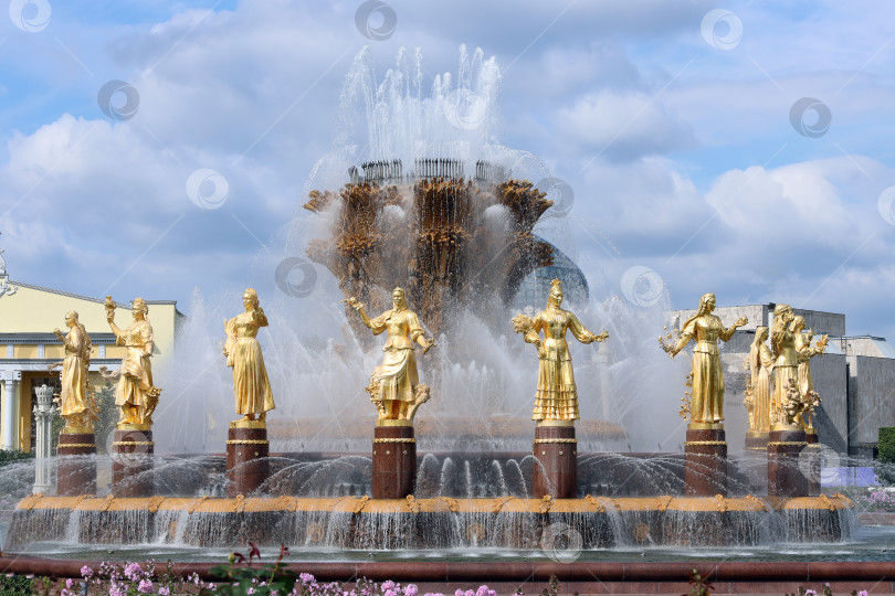 Скачать Москва, Россия - август 20, 2023: Фонтан «Дружба народов» на ВДНХ фотосток Ozero