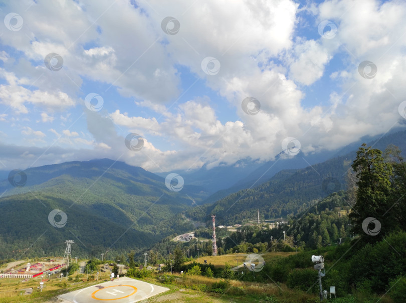 Скачать Красная поляна. Горный пейзаж. Лес в горах фотосток Ozero